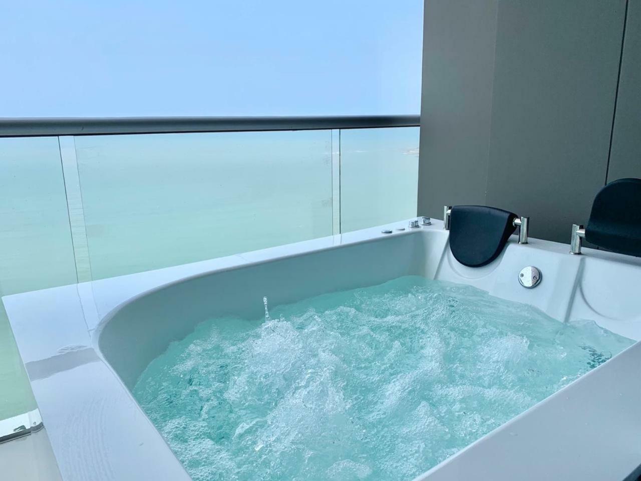 1 Bedroom Beach Front Luxury Apt Jacuzzi 32fl Bocagrande Apartamento
