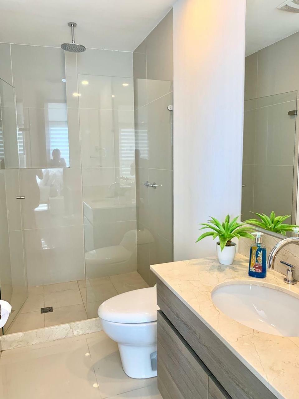 1 Bedroom Beach Front Luxury Apt Jacuzzi 32fl Bocagrande